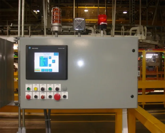 Gabinete con pantalla HMI, botonera y torreta en planta