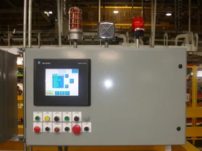 Gabinete con pantalla HMI y torreta en planta