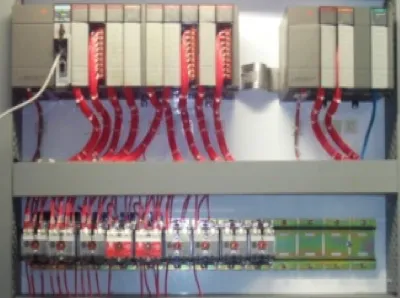 Rack de PLC con módulos y cableado