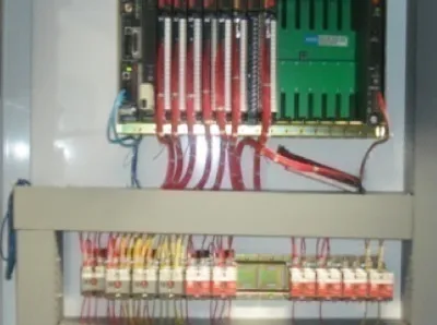 Rack de PLC con módulos y cableado de control