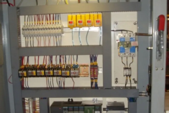 Interior de tablero de control con borneras, relevadores y cableado